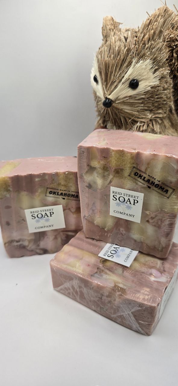 Country Orchard– Handcrafted Fall Soap (5 oz) Warm apple, sweet vanilla, and golden leaves swirl together in this rustic autumn blend