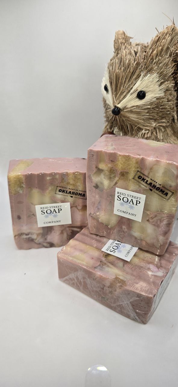 Country Orchard– Handcrafted Fall Soap (5 oz) Warm apple, sweet vanilla, and golden leaves swirl together in this rustic autumn blend